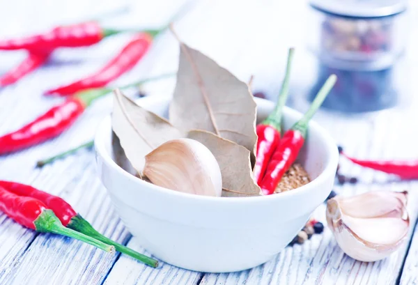 Pimentos e especiarias na mesa — Fotografia de Stock