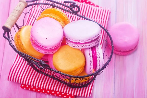 Macarons colorés sur châle rayé — Photo