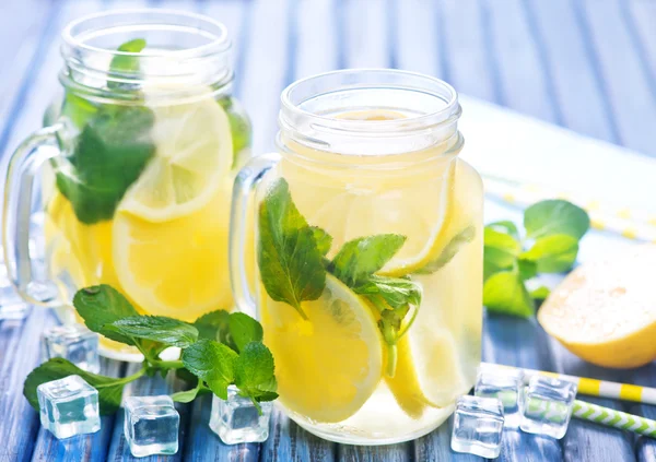 Frascos de limonada na mesa — Fotografia de Stock