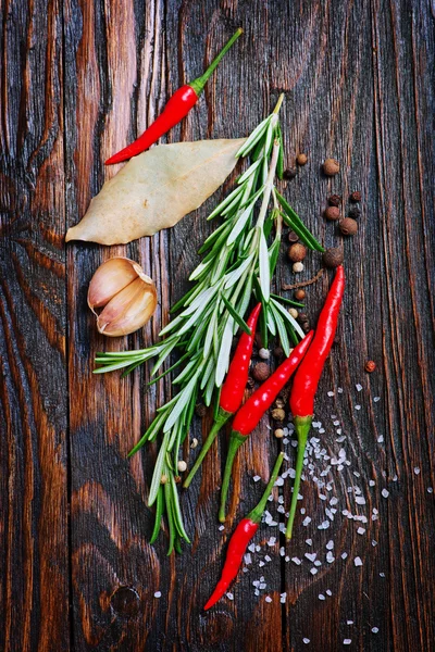 Pimentos e especiarias na mesa — Fotografia de Stock