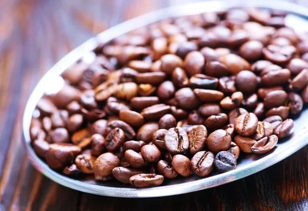 Grains de café sur plaque métallique — Photo