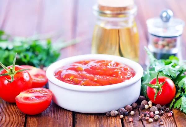 Tomatensaus met specerijen op tafel — Stockfoto