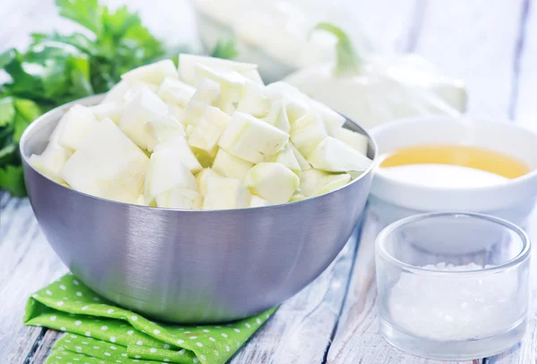 Bowl of chopped raw pattisons — Stock Photo, Image