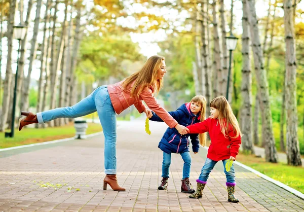 Madre con hijas en el parque — Foto de Stock