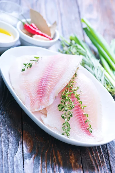 Filete de pescado crudo con especias —  Fotos de Stock