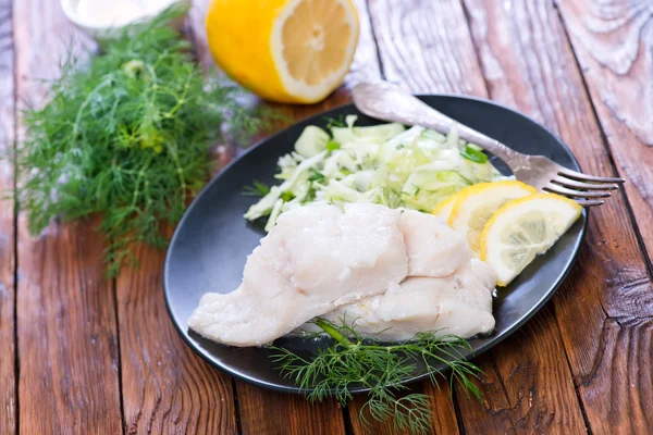 Gotowane ryby z cytryną — Zdjęcie stockowe