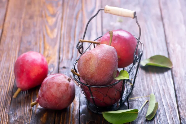 Panier avec poires sur la table — Photo