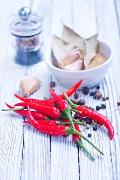 Chili paprika és a fűszerek, a táblázat — Stock Fotó