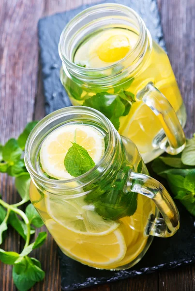 Frascos de limonada na mesa — Fotografia de Stock