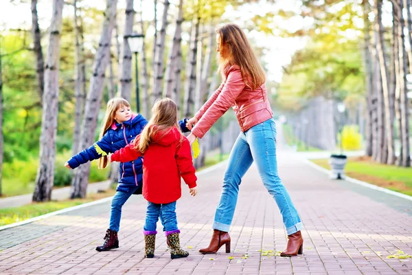 Mutter mit Töchtern im Park — Stockfoto