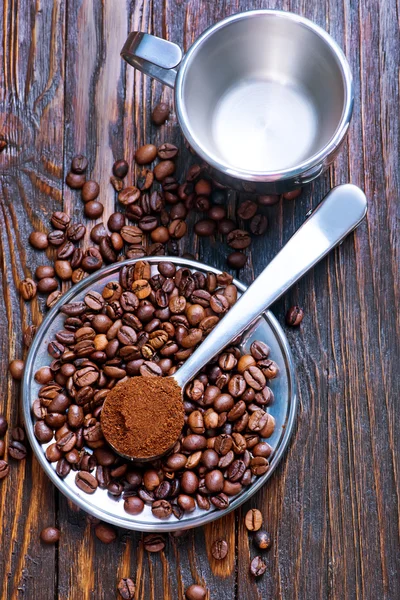 Coffee beans on metal plate — Stock Photo, Image