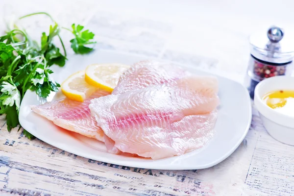 Filete de pescado crudo con especias —  Fotos de Stock