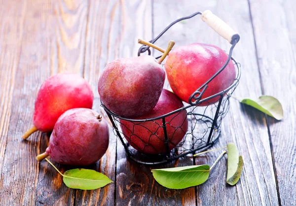 Panier avec poires sur la table — Photo