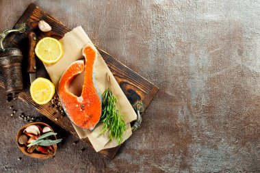 Çiğ somon balığı, diyet yemeği, somon bifteği.