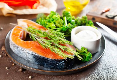 Çiğ somon balığı, diyet yemeği, sebzeli somon balığı.