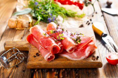 Domatesli dilimlenmiş jamon.