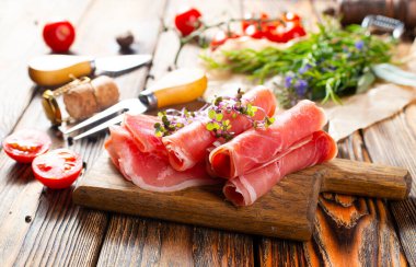 Domatesli dilimlenmiş jamon.