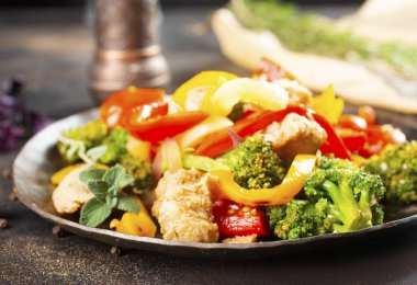 Tavuklu kızarmış sebze, sebzeli brokoli.