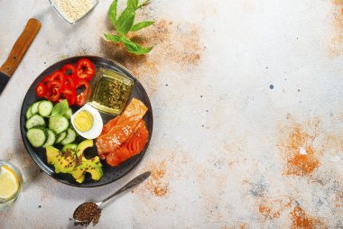 Taze avokado yumurtalı somon balığı salatası.