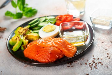 Taze avokado yumurtalı somon balığı salatası.