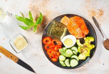 Taze avokado yumurtalı somon balığı salatası.