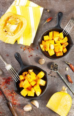 Baharatlı balkabağı ve yağlı, fırında balkabağı.