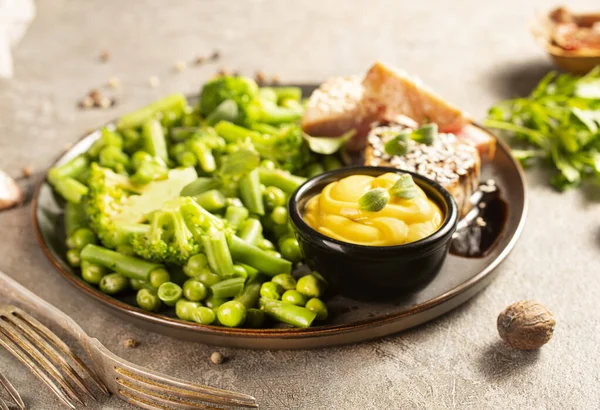 Alimentos Verdes Con Atún Brócoli Guisantes Verdes Atún Frito —  Fotos de Stock