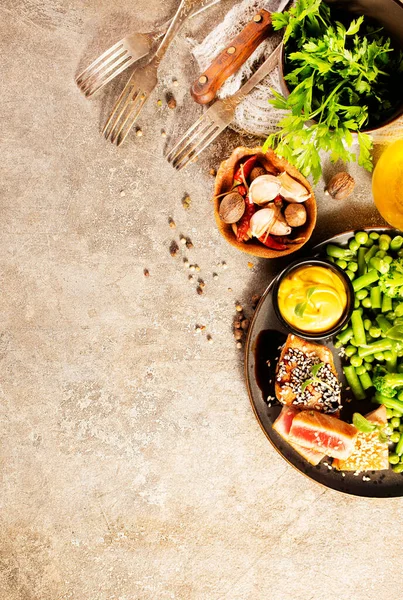 Greenfood Med Tonfisk Broccoli Gröna Ärtor Och Stekt Tonfisk — Stockfoto