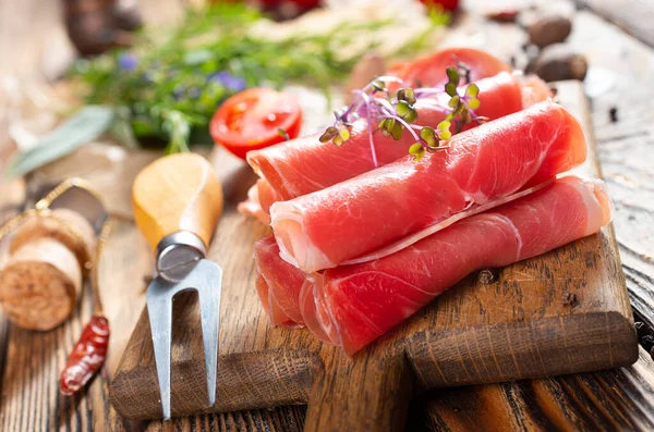 Jamon Fatiado Placa Corte Com Tomate — Fotografia de Stock