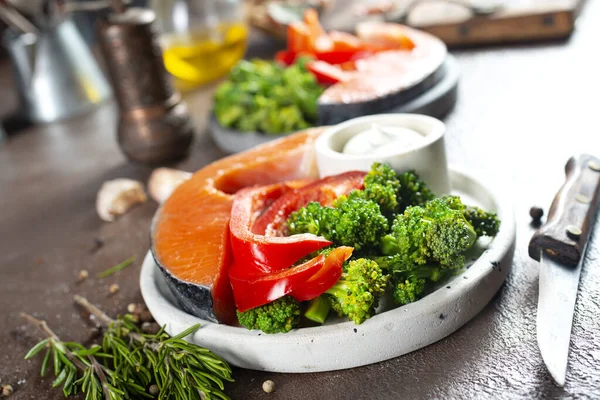 Salmón Crudo Pescado Alimentos Dietéticos Salmón Con Verduras — Foto de Stock
