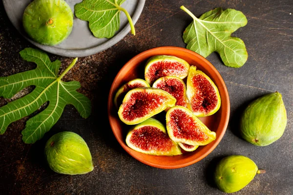 Frutas Maduras Higo Con Hojas Higo Sobre Fondo Marrón — Foto de Stock