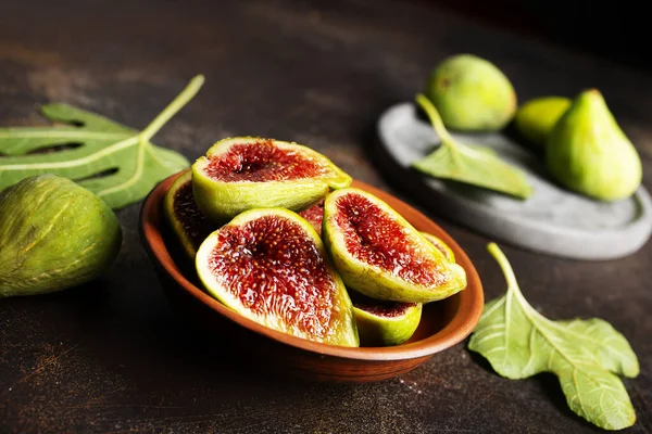 Frutas Maduras Higo Con Hojas Higo Sobre Fondo Marrón —  Fotos de Stock