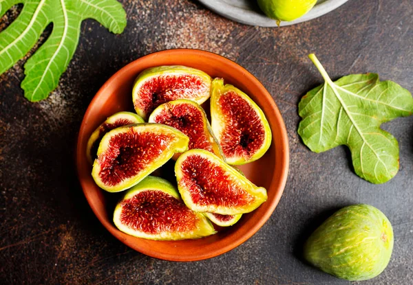 Frutas Maduras Higo Con Hojas Higo Sobre Fondo Marrón — Foto de Stock