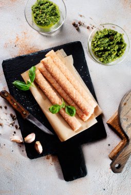 Siyah taş tahtada çiğ tavuk sosisi.