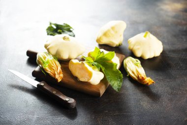 Tahtada çiğ pattisonlar, gemide sebzeler