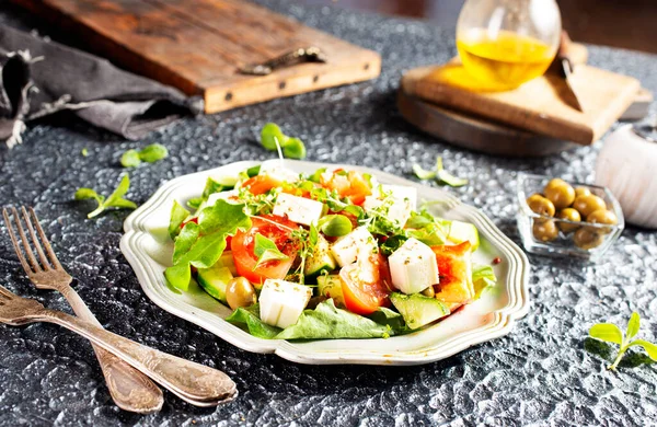 Griekse Salade Metalen Bord Salade Met Feta Kaas — Stockfoto