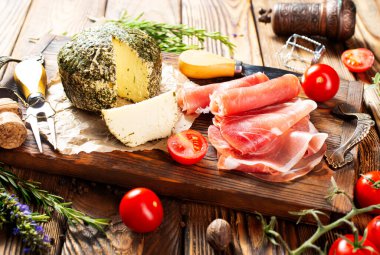 İtalyan antipasto tabağını kapatın. Peynirli, jambonlu, jambonlu, jambonlu, domatesli ve aromalı.