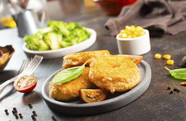 Gri tabakta sebzeli tavuk pirzolası.