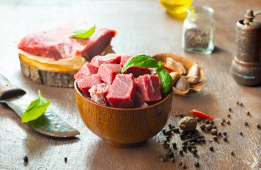 Tuzlu ve aromalı çiğ et