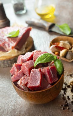 Tuzlu ve aromalı çiğ et