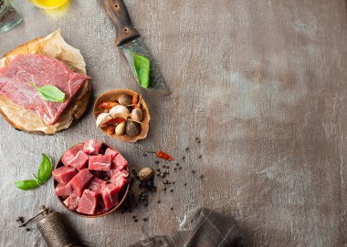 Tuzlu ve aromalı çiğ et