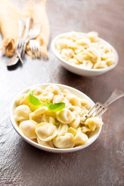 Rus ulusal yemeği, Pelmeni. Etli börek, biber ve tereyağlı baharat.