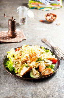 Tavuk salatası. Tavuk Sezar Salatası. Kızarmış tavuk ve kızarmış ekmekle Sezar Salatası.. 