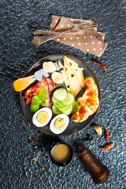 Kahvaltı tabakta, kruvasan peynirli ve haşlanmış yumurta.