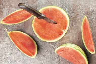 Yaz mevsimi dilimlenmiş karpuz. Sulu olgun karpuz dilimi, yakın plan.. 