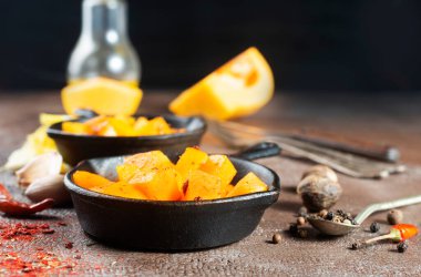 Tavada kızarmış balkabağı, baharatlı kızarmış balkabağı.