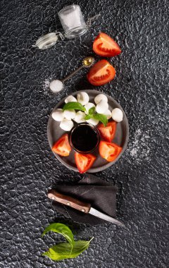 Peynirli, domatesli ve fesleğenli taze İtalyan caprese salatası.