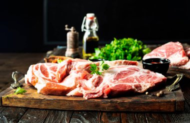 Tahtada çiğ et, masada baharatlı çiğ et.