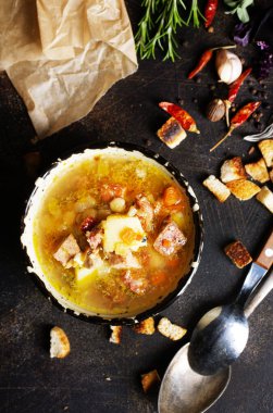 Füme etli bezelye çorbası