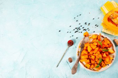 Yağlı ve aromalı kızarmış balkabağı.